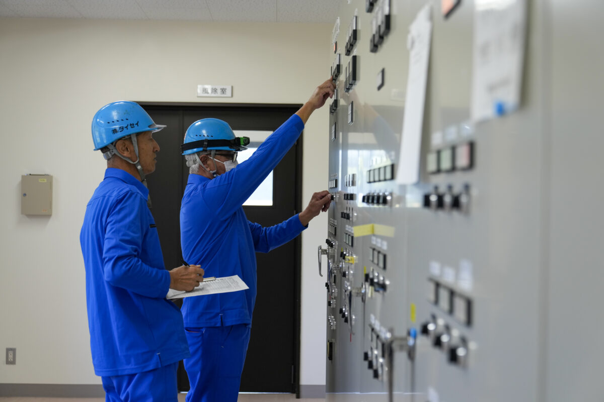 写真：浄化槽点検の様子2