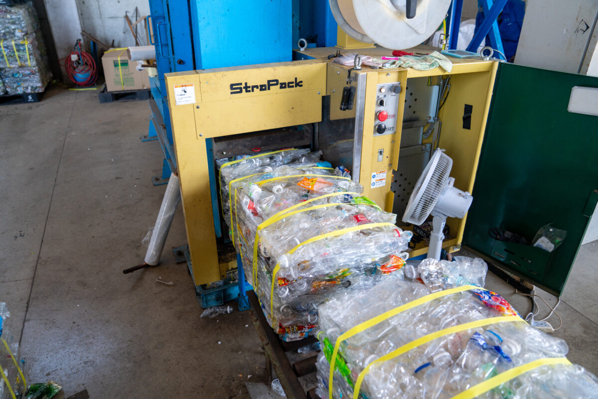 写真:機械で圧縮処理をする様子