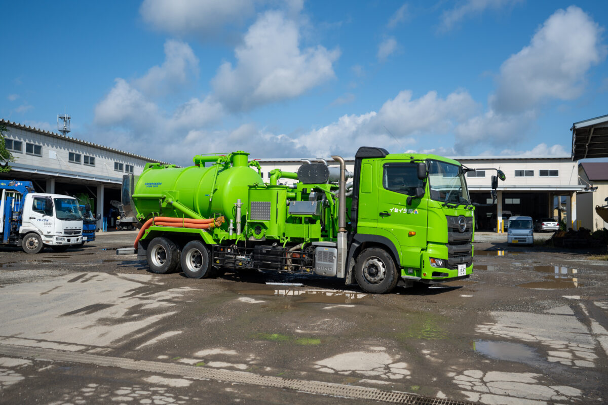 写真:強力吸引車