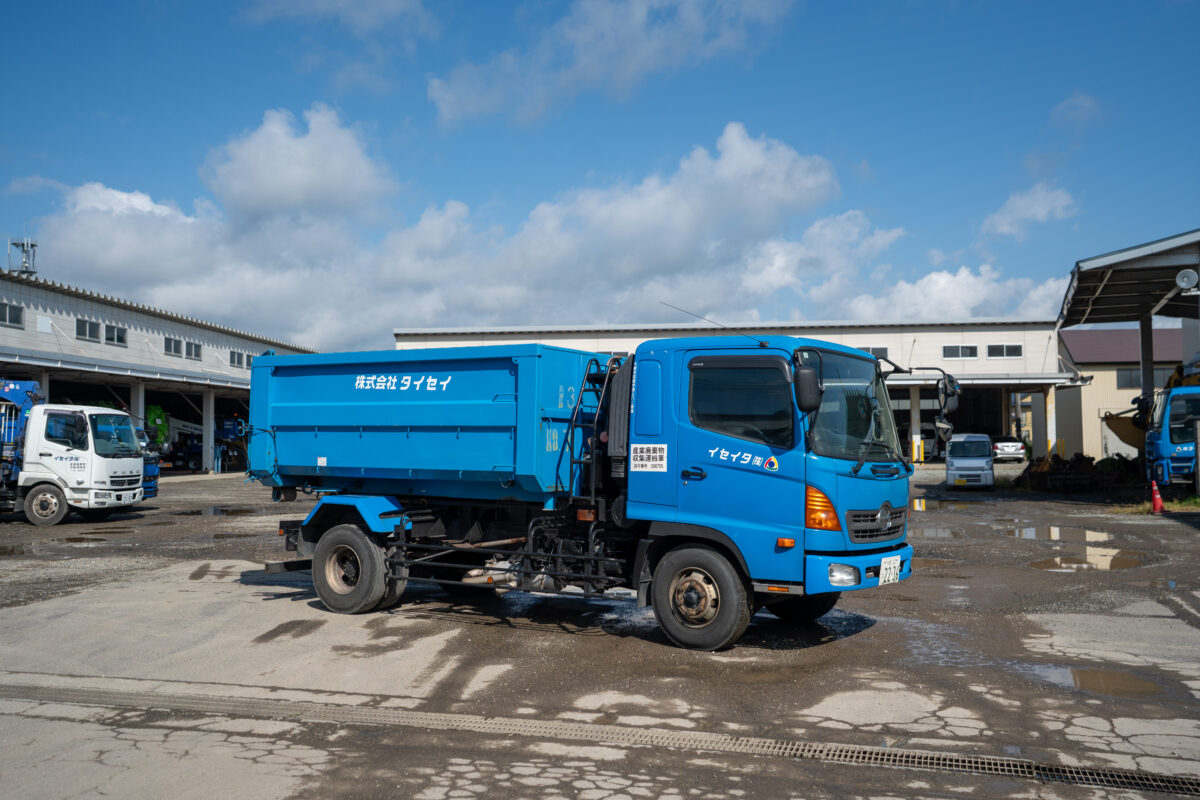写真：産業廃棄物収集運搬車