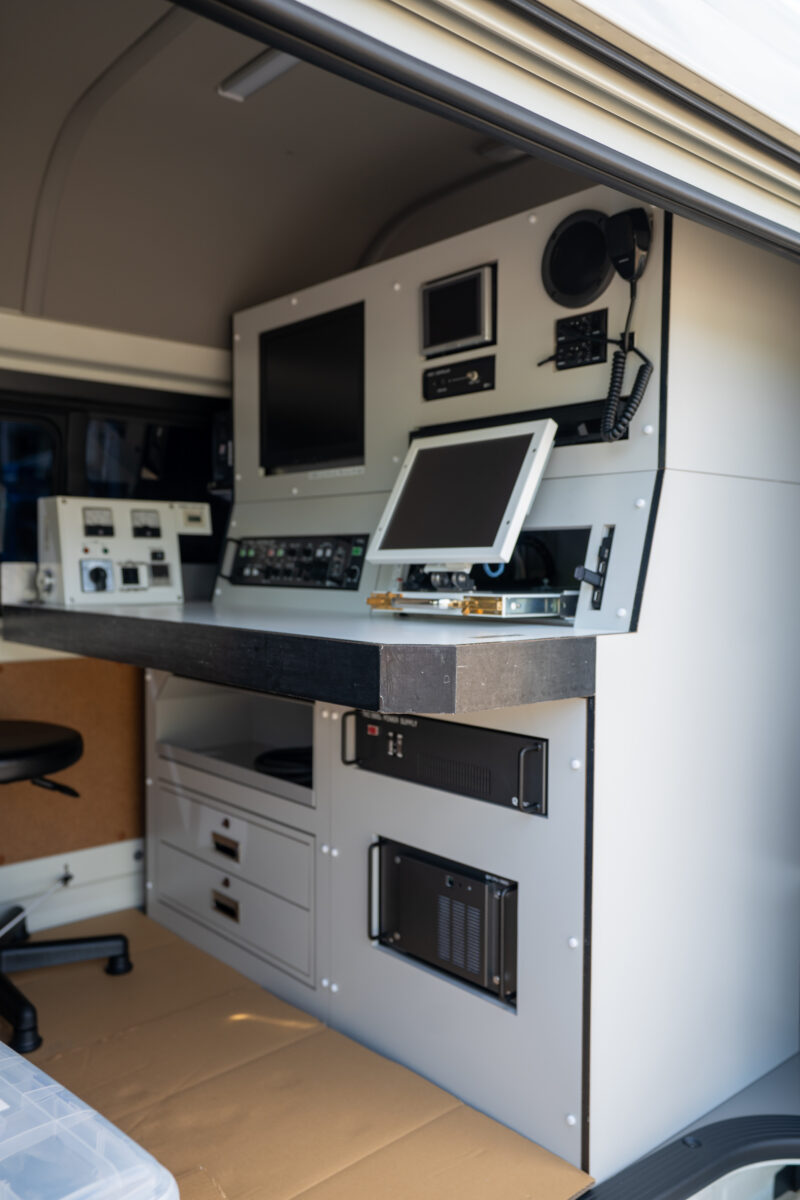 写真:TVカメラ操作室内