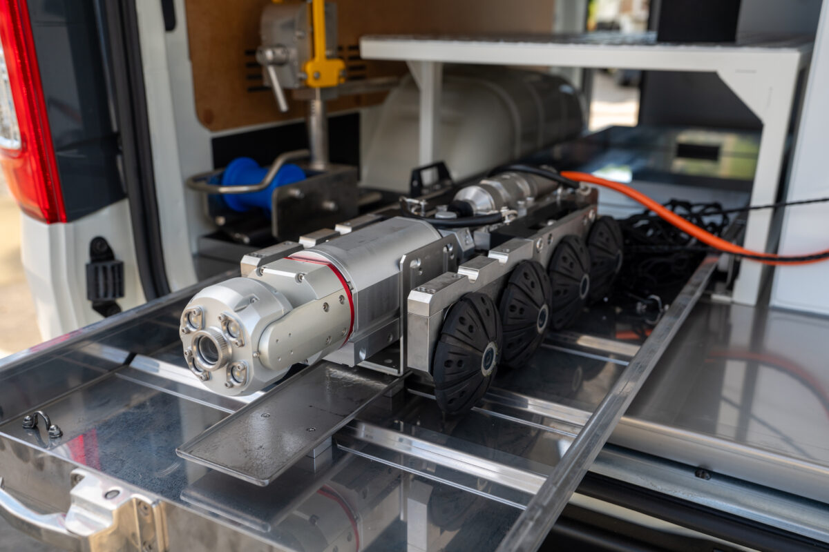 写真:自走式TVカメラ