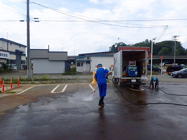 写真:高圧洗浄作業