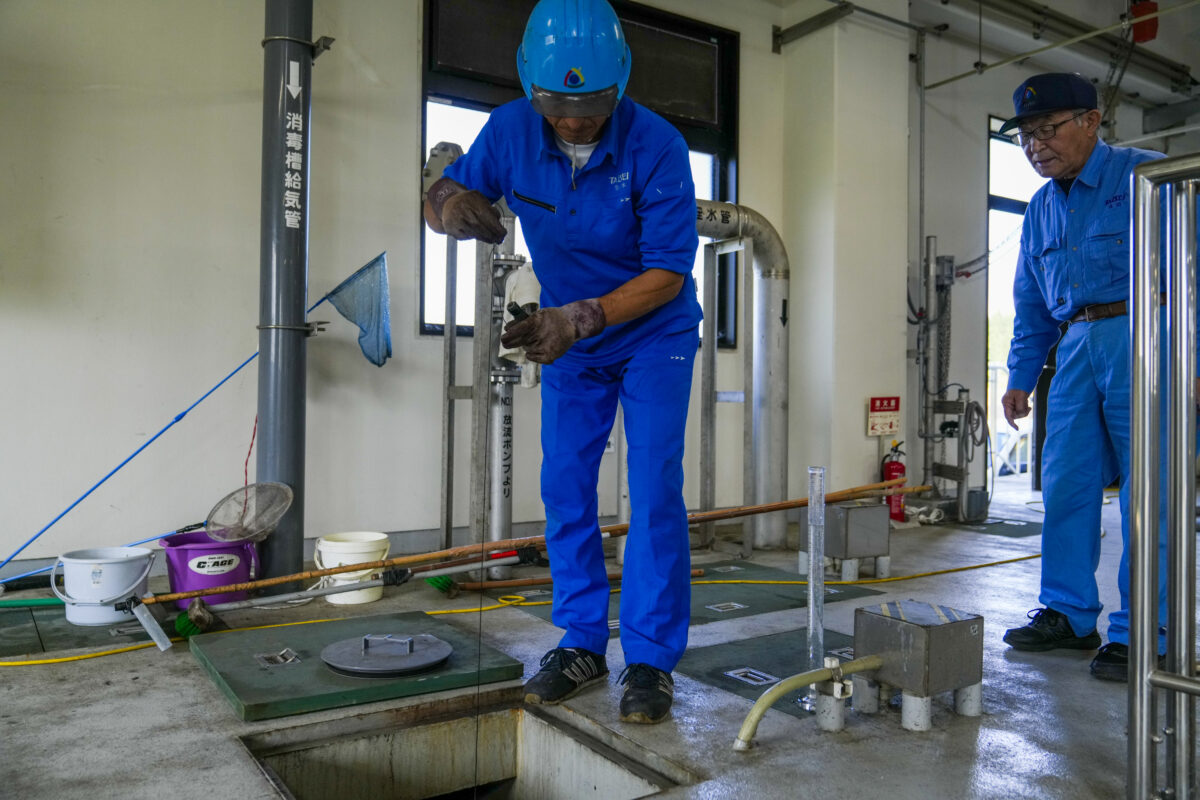 写真：浄化槽点検の様子1