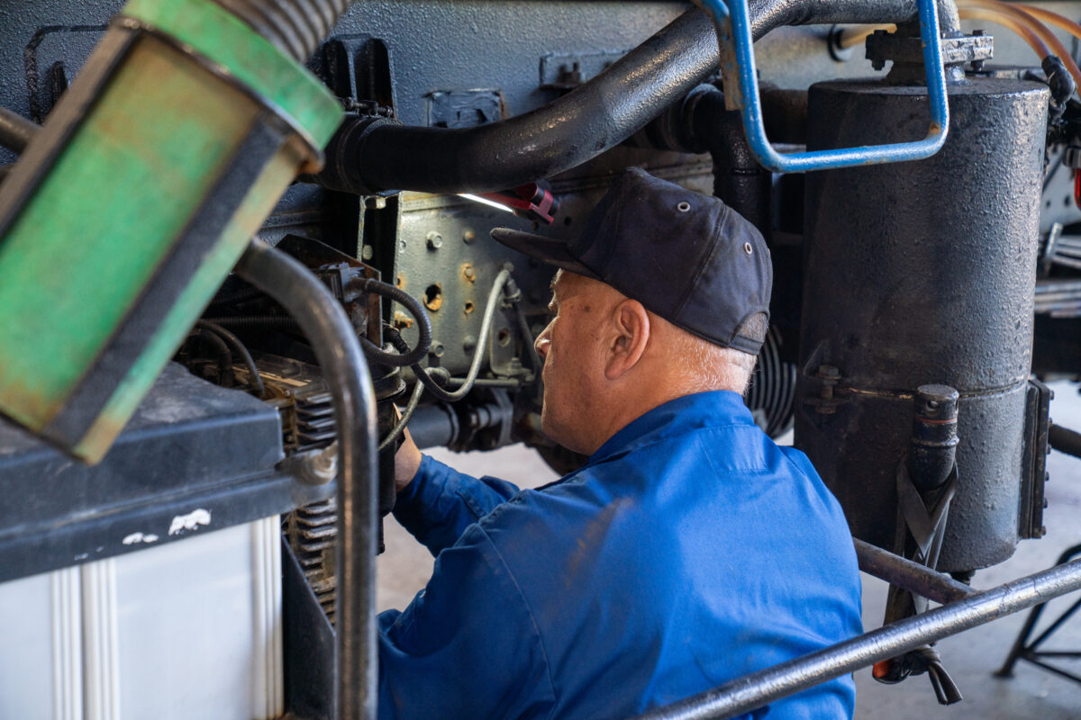 写真：車両の点検の様子