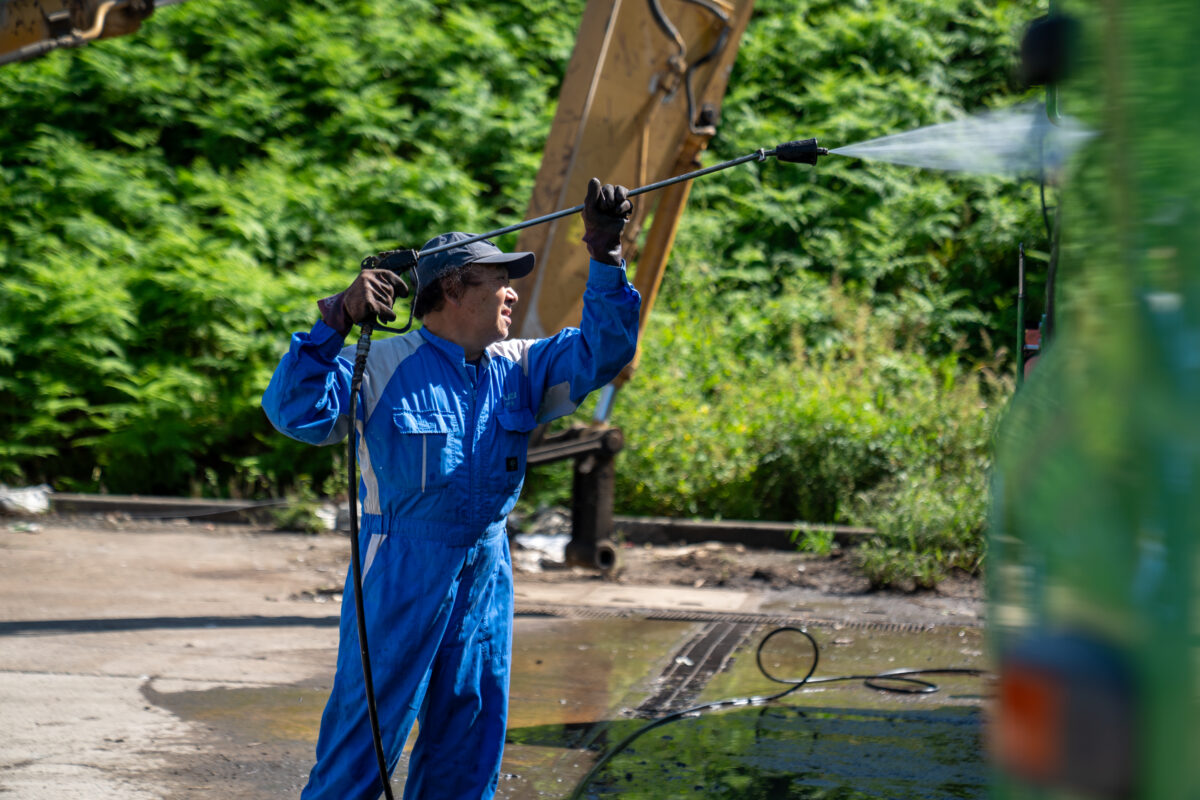 写真：働く様子1