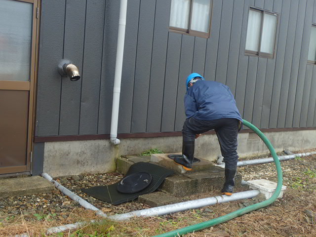 写真：し尿汲み取り作業の様子1