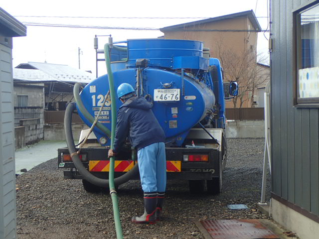 写真：し尿汲み取り作業の様子2