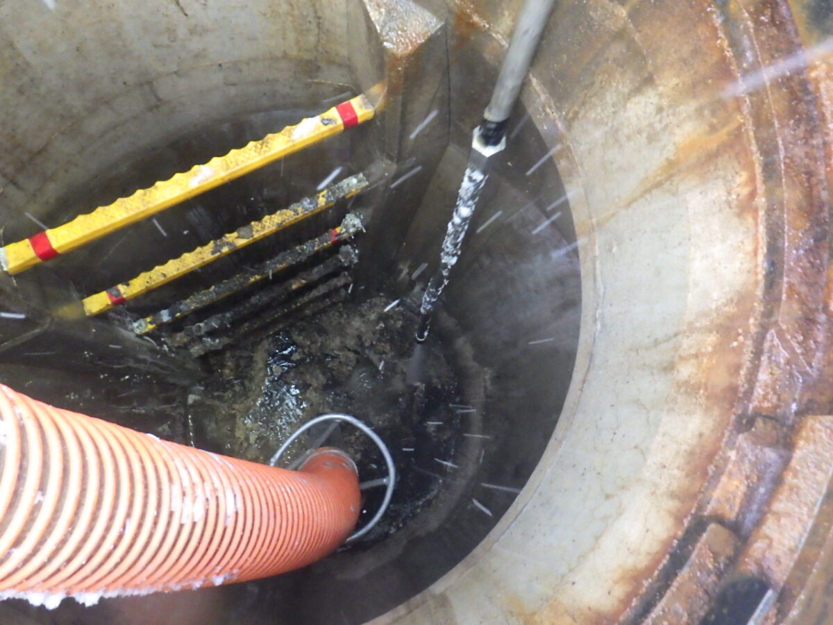 写真:管内障害物除去 作業の様子2