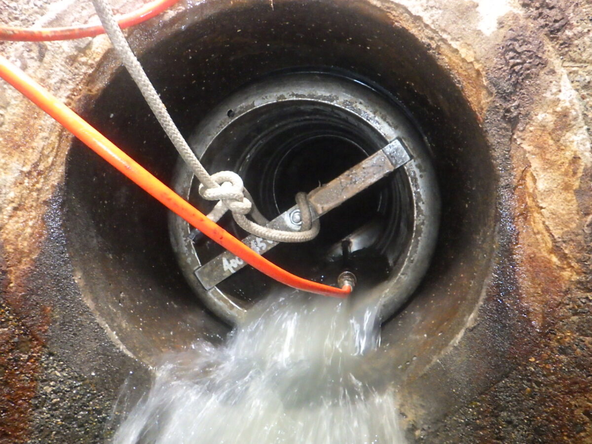 写真:部分補修工法 施工中の様子