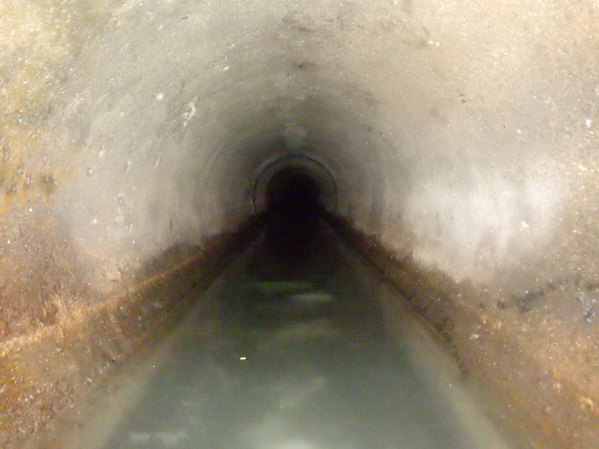 写真:管更生工法 施工前