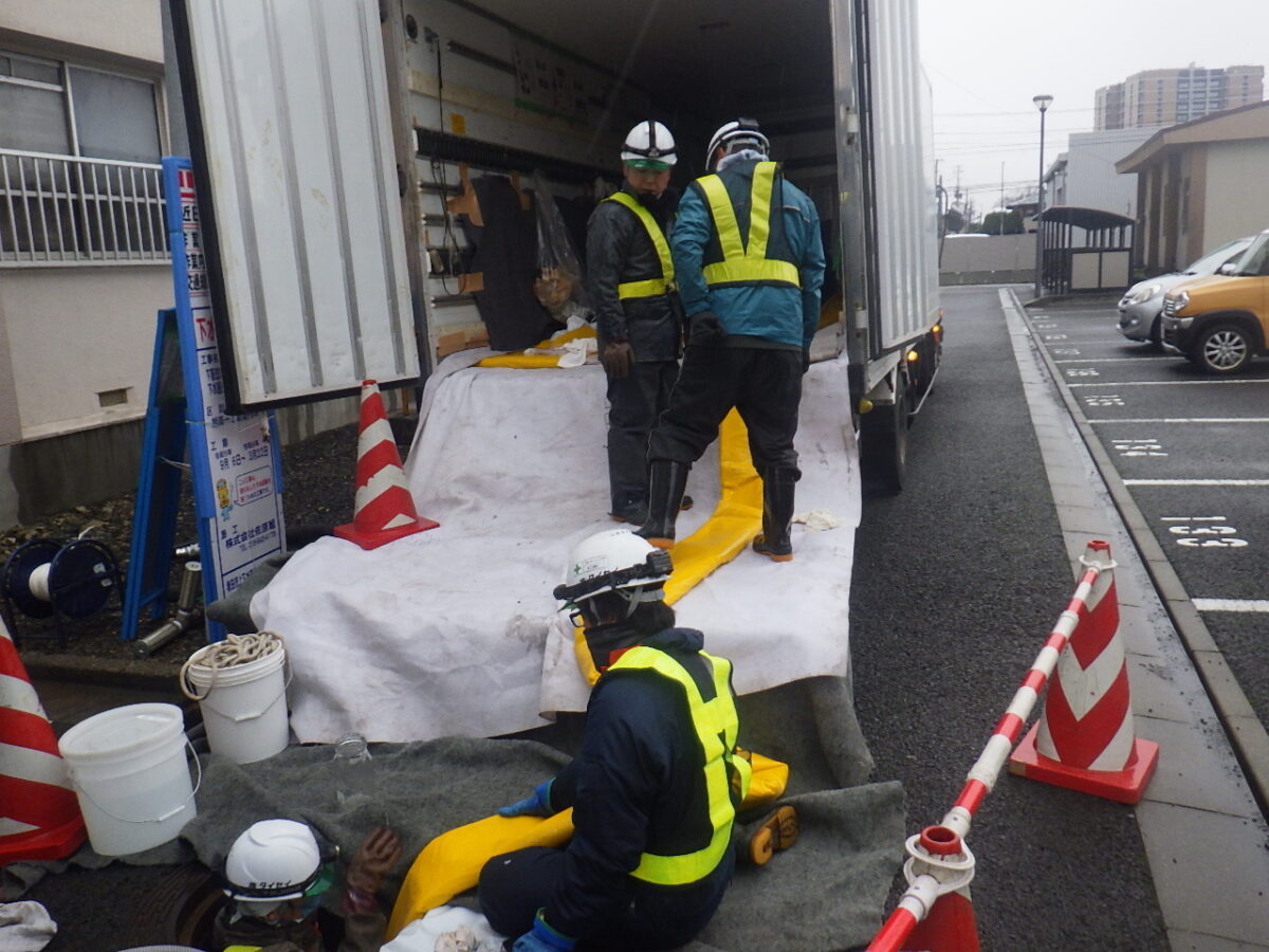 写真:管更生工法 作業の様子